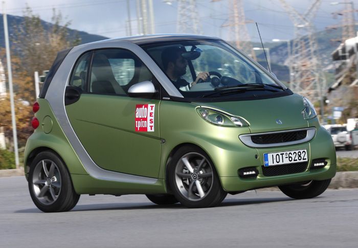 Το smart fortwo εξακολουθεί να αποτελεί μονόδρομο για όποιον θέλει τις ελάχιστες εξωτερικές διαστάσεις, αλλά και το μέγιστο κύρος...